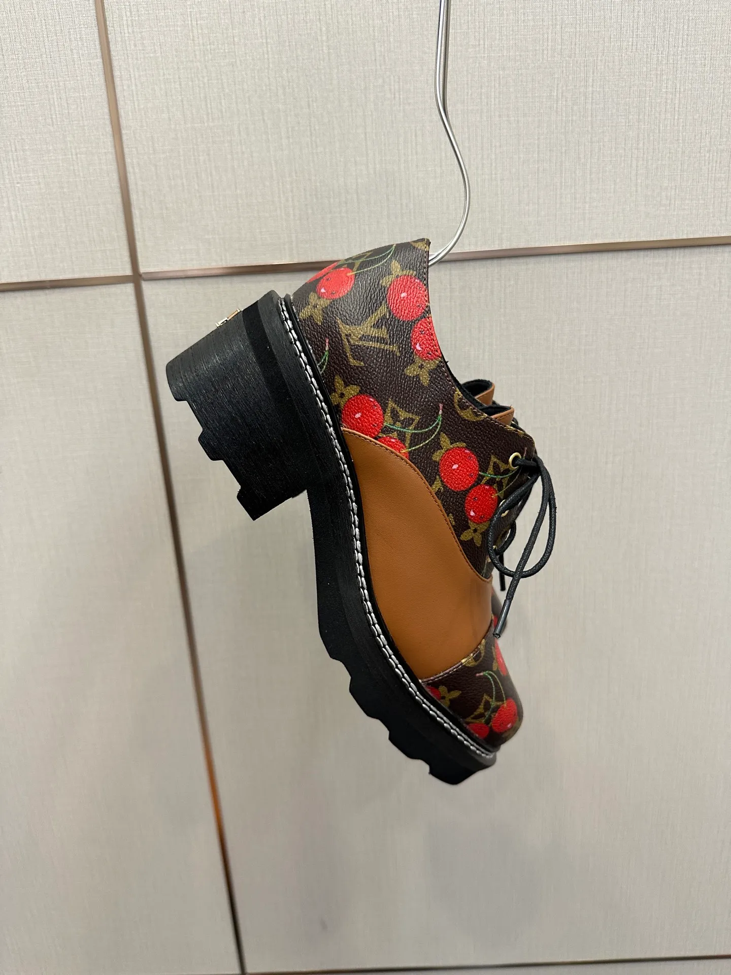 👟👟Ex-factory price 720👟👟 LOUIS VUITTON Louis Vuitton counter latest model top version LV inner cowhide material is real! Original 1:1 material reproduction! Modern and casual in one! Release a strong aura like a queen 🔥Capture everyone's attention instantly💃 Inner/foot pads: imported cowhide Fabric: cowhide Outsole: full genuine leather Code number: 35-41 (40, 41, 42 customizations are not returnable)